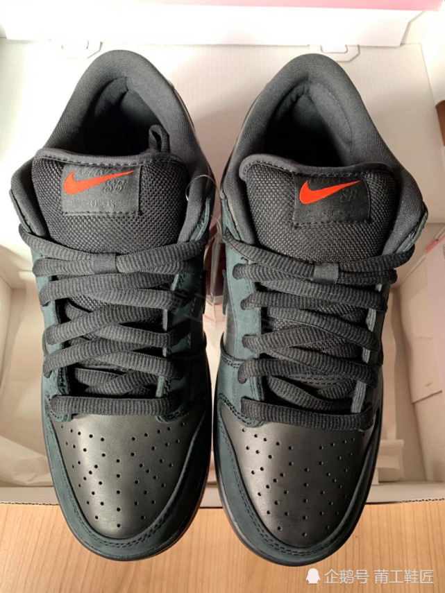 一款穿起来贼帅气的鞋子nikesbdunk黑鸽子开箱
