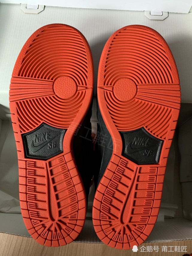 鞋底颜色类似红粉混合色,避免鞋子大体颜色过于单一枯燥.