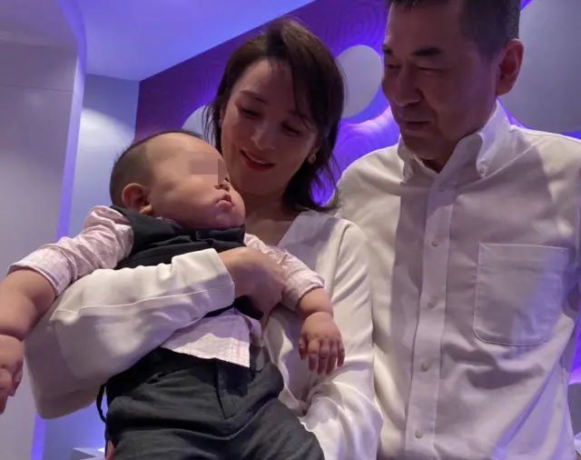 张纪中|69岁张纪中再当爹，“三妻四娃”的生活也算传奇，网友：老当益壮