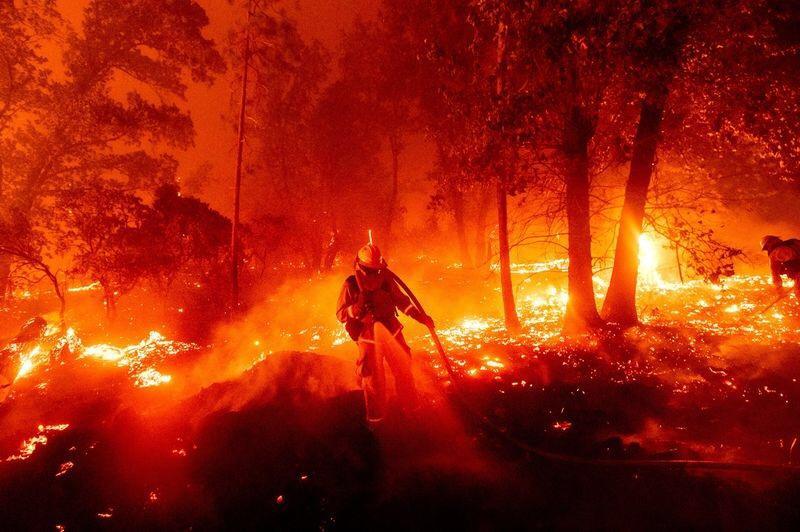 的轨迹模型显示,美国山火产生的烟雾使英国卷云呈现出类似橙色的色彩