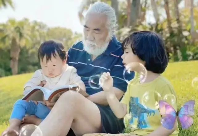张纪中|69岁张纪中再当爹，“三妻四娃”的生活也算传奇，网友：老当益壮