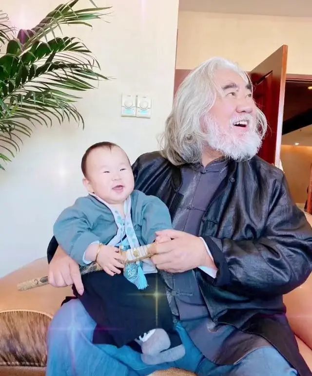 张纪中|69岁张纪中再当爹，“三妻四娃”的生活也算传奇，网友：老当益壮