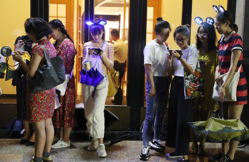 德云社|德云社开箱各队大合影曝光，6队画风搞怪，5队1队相映成趣