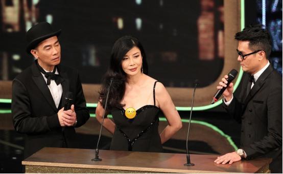 吴家丽的身材真是不能弯腰,看着不仅让人心动,还让同龄女人羡慕
