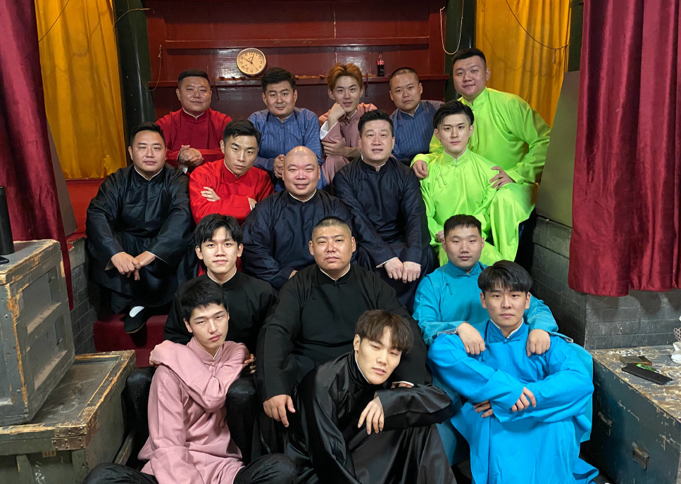 德云社|德云社开箱各队大合影曝光，6队画风搞怪，5队1队相映成趣