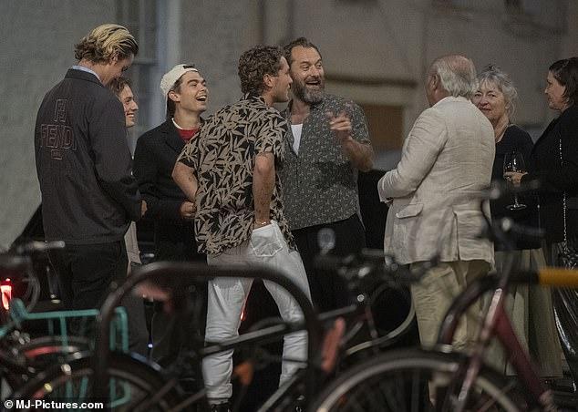 裘德·洛|47岁裘德·洛现身街头为儿子庆生，昔日花花公子变秃顶大叔，女儿继承神颜