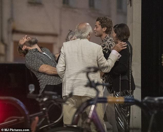 裘德·洛|47岁裘德·洛现身街头为儿子庆生，昔日花花公子变秃顶大叔，女儿继承神颜