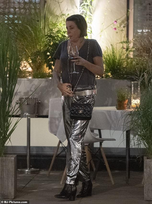 裘德·洛|47岁裘德·洛现身街头为儿子庆生，昔日花花公子变秃顶大叔，女儿继承神颜