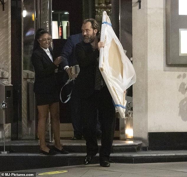 裘德·洛|47岁裘德·洛现身街头为儿子庆生，昔日花花公子变秃顶大叔，女儿继承神颜