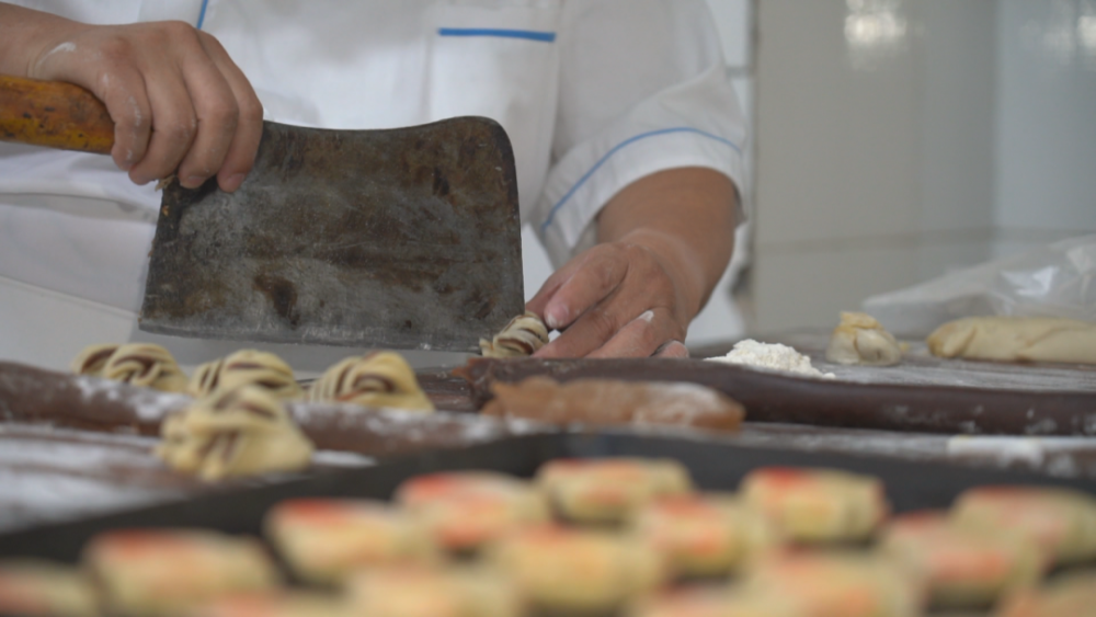 天津广播电视台|排队买月饼了吗？天津人为嘛就认这个味？