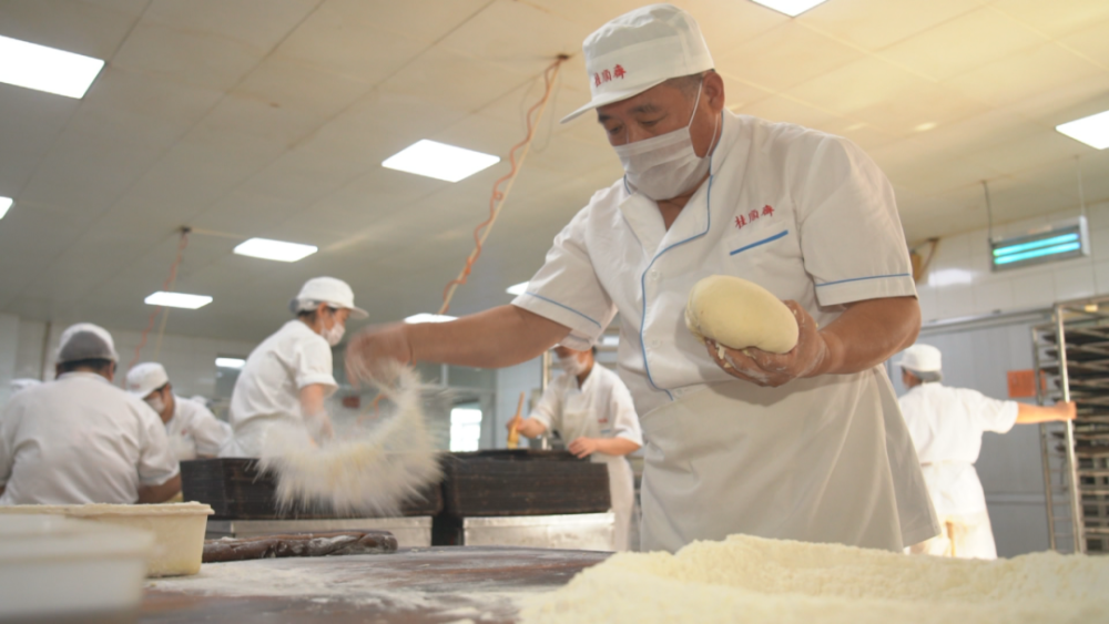 天津广播电视台|排队买月饼了吗？天津人为嘛就认这个味？