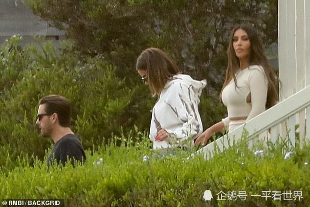 科勒·卡戴珊|金卡戴珊海边拍摄《卡戴珊》最后一季，白色长裙充满小心机