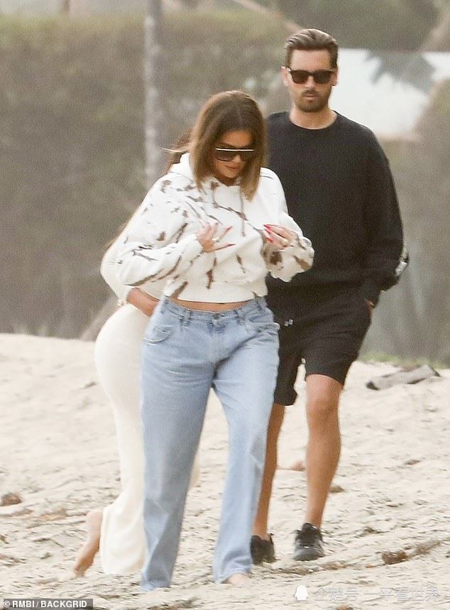 科勒·卡戴珊|金卡戴珊海边拍摄《卡戴珊》最后一季，白色长裙充满小心机