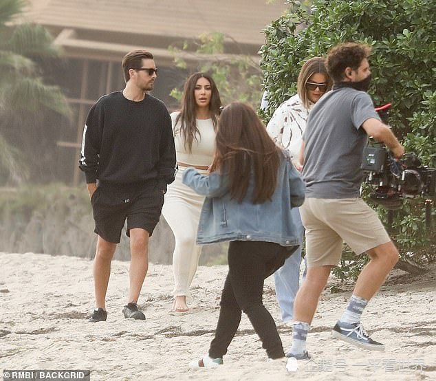 科勒·卡戴珊|金卡戴珊海边拍摄《卡戴珊》最后一季，白色长裙充满小心机