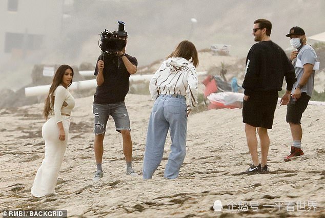 科勒·卡戴珊|金卡戴珊海边拍摄《卡戴珊》最后一季，白色长裙充满小心机