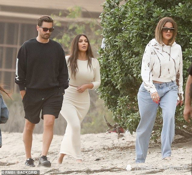 科勒·卡戴珊|金卡戴珊海边拍摄《卡戴珊》最后一季，白色长裙充满小心机