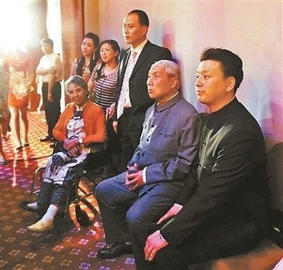 9月5日告别仪式 张浩洋手捧遗像他的任务仍然是扮演《红灯记》中的李