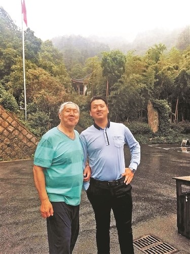 坐者:钱浩梁(中)和夫人曲素英(左一),张浩洋(右一)9月5日告别仪式