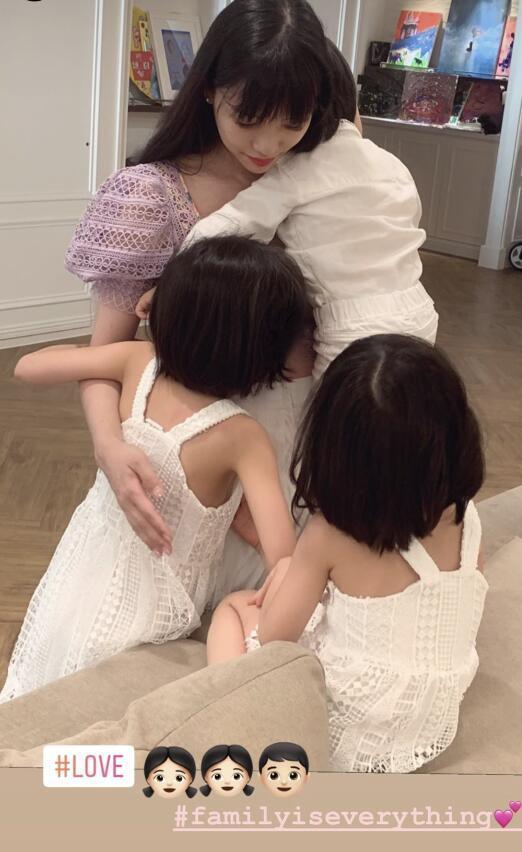 王力宏带妻子饭局闷头只顾吃,娇妻李靓蕾温柔大方,生完三胎身材好!