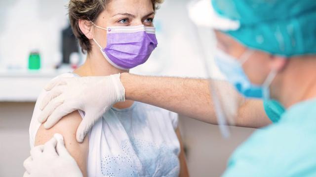 疫苗|牛津疫苗恢复人体试验！参与者出现脊髓问题，这到底是否安全？