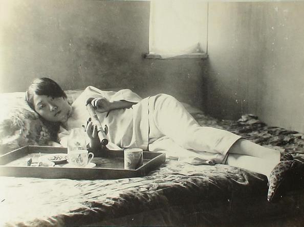 老照片:清朝晚期贵妇吸鸦片,媚态十足极尽享受