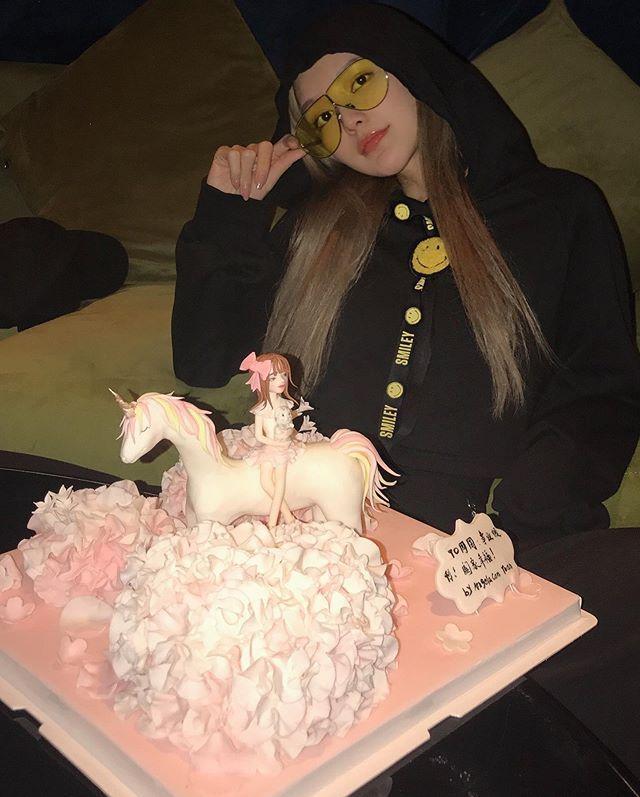 周扬青|周扬青过生日真奢侈！豪华蛋糕10几个，亲爸爸送她一套豪宅