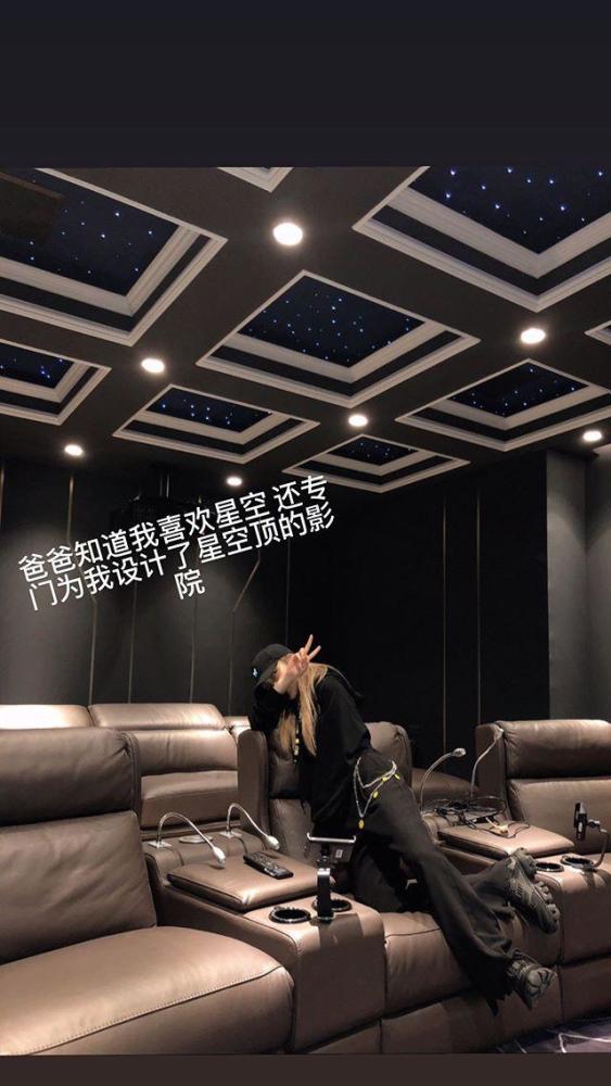 周扬青|周扬青过生日真奢侈！豪华蛋糕10几个，亲爸爸送她一套豪宅