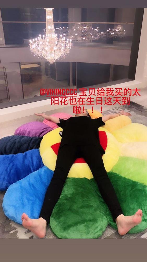 周扬青|周扬青过生日真奢侈！豪华蛋糕10几个，亲爸爸送她一套豪宅