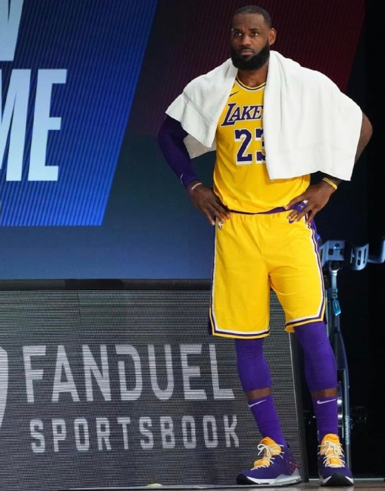 火箭队|开场狂轰13-2，三位射手爆发，湖人打懵火箭，哈登不敢投三分！