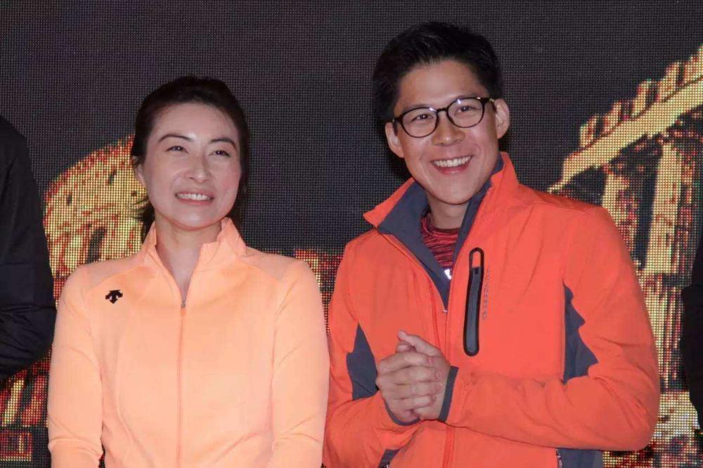 霍启刚|忙里偷闲约会一下，霍启刚郭晶晶又撒狗粮了，夜场电影走起