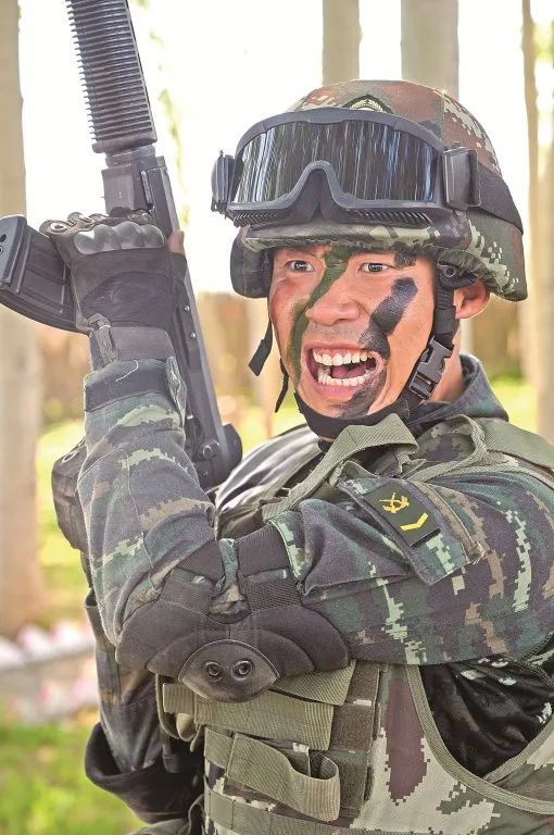 刀锋战士郑明岗一条腿立起的人生高度