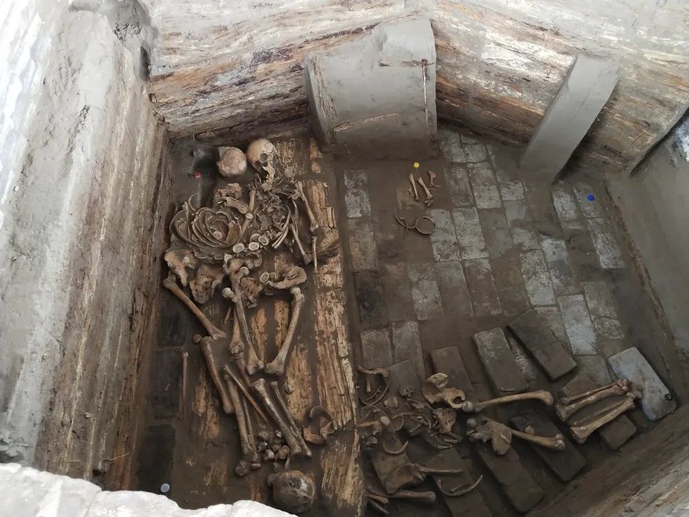 吉林农家院挖出三具人骨