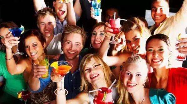 美国新冠病毒检测呈阳性大学生参加大型派对,背后原因是什么?