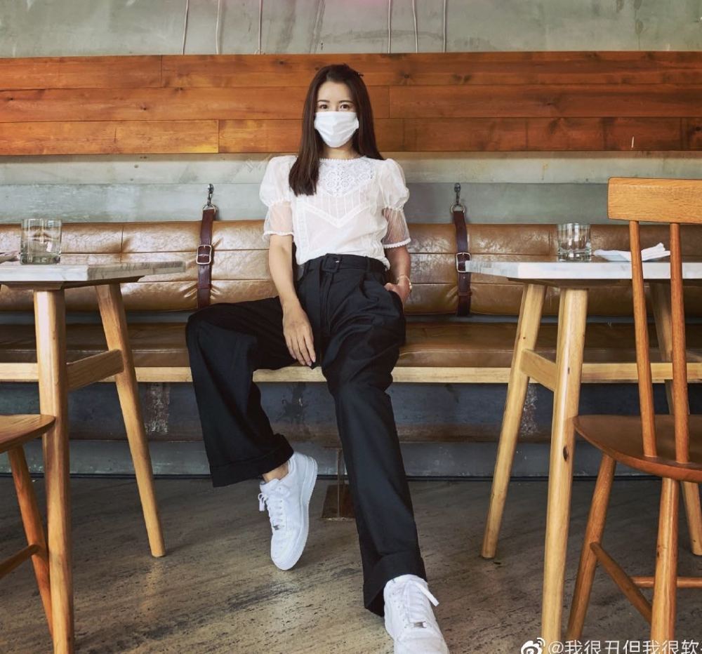 穿白色泡泡袖的张子萱,满满少女感,这坐姿,腿长两米既视感.