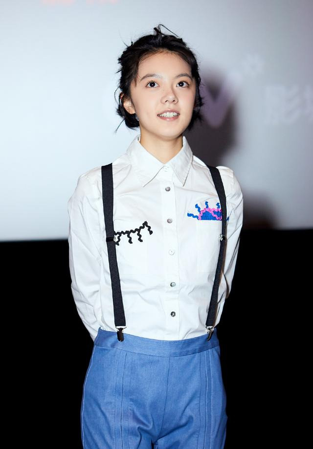 以往赵今麦的发型基本都是非常干净利落的,短发就像学生一样.