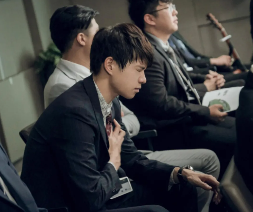 白敬亭|看赵又廷白敬亭在“职场”这么惨，我就放心了