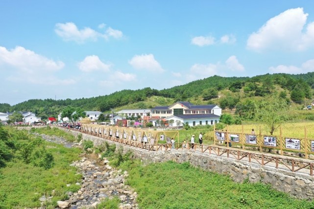 摄影展首展在商城县里罗城村举行