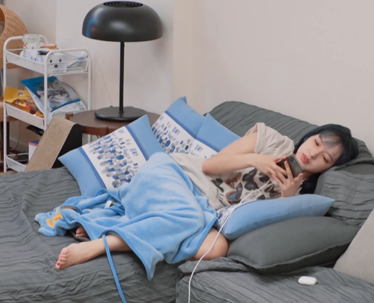 程潇打游戏太入迷,完全忘记镜头的存在,看到坐姿:真以为看错了