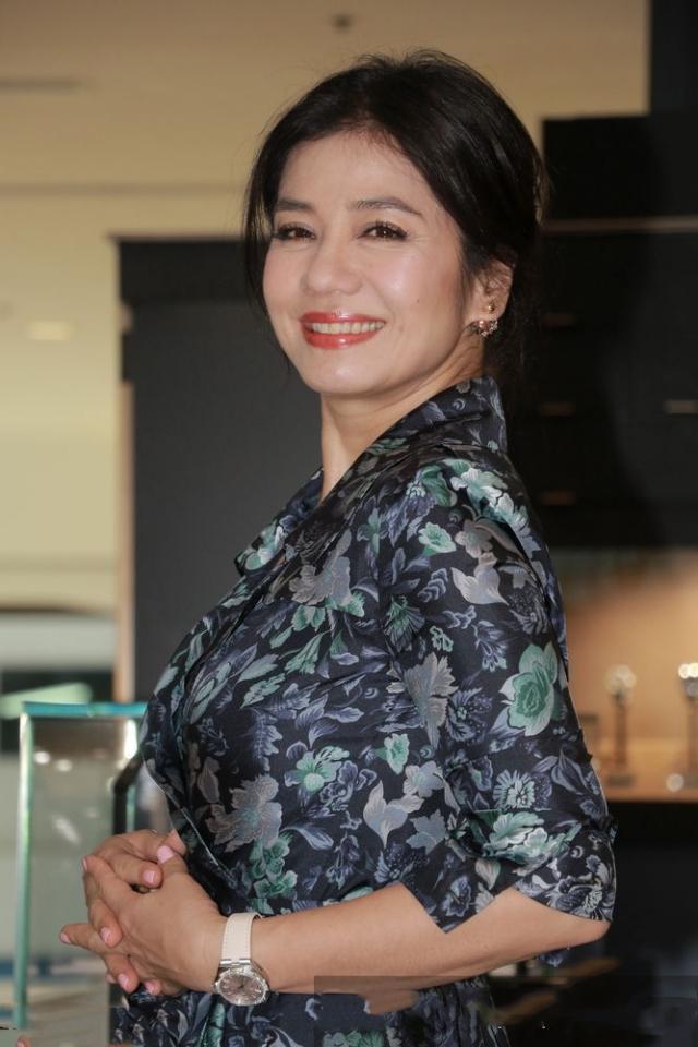 钟楚红真是大妈穿搭范本一袭印花连衣裙时髦显瘦线条让人羡慕