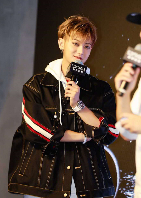 黄子韬|早有端倪？父亲去世前黄子韬曾现身直播间，面容憔悴一脸悲伤