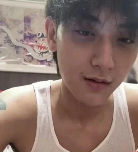 黄子韬|早有端倪？父亲去世前黄子韬曾现身直播间，面容憔悴一脸悲伤