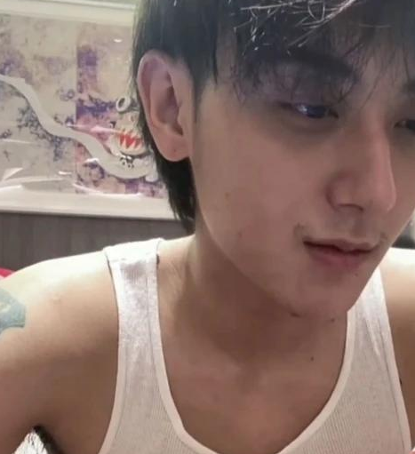 黄子韬|早有端倪？父亲去世前黄子韬曾现身直播间，面容憔悴一脸悲伤