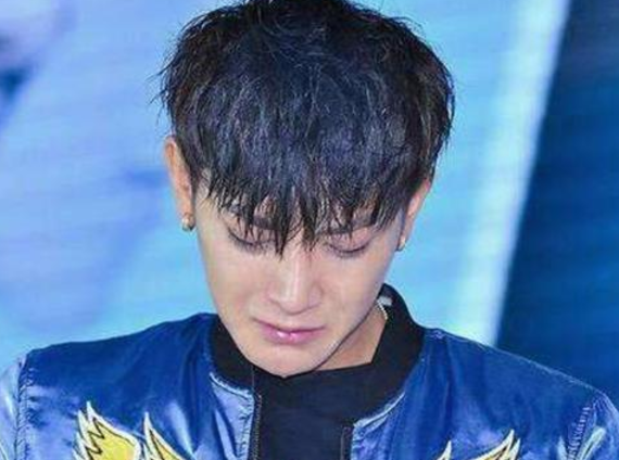 黄子韬|早有端倪？父亲去世前黄子韬曾现身直播间，面容憔悴一脸悲伤