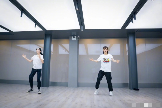 孙俪|孙俪送妹妹上大学，孙艳暑假打工一半工资给姐姐，同父异母姐妹情深