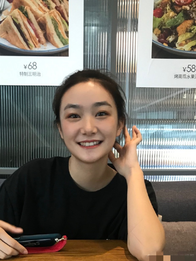 孙俪|孙俪送妹妹上大学，孙艳暑假打工一半工资给姐姐，同父异母姐妹情深