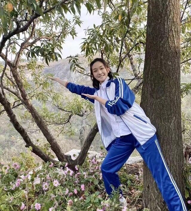 孙俪|孙俪送妹妹上大学，孙艳暑假打工一半工资给姐姐，同父异母姐妹情深