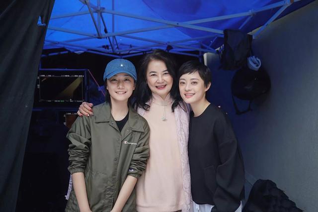 孙俪|孙俪与小19岁妹妹同框似同龄，两人五官精致颜值高，姐妹花超美