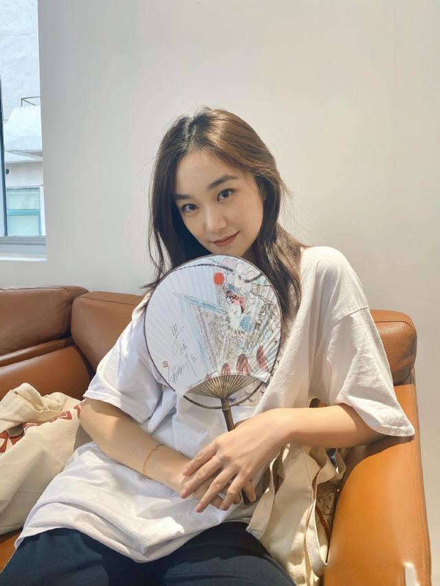 孙俪|孙俪与小19岁妹妹同框似同龄，两人五官精致颜值高，姐妹花超美