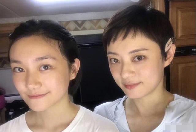 孙俪|孙俪与小19岁妹妹同框似同龄，两人五官精致颜值高，姐妹花超美