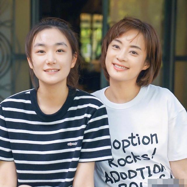 孙俪|孙俪与小19岁妹妹同框似同龄，两人五官精致颜值高，姐妹花超美